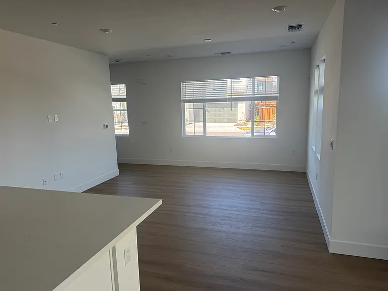 248 N Venice Pl — Photo 5