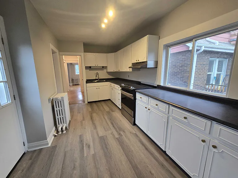 1047 Main St E #1 — Photo 3