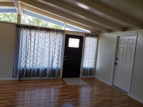 2nd image of 828 Lakeknoll Dr