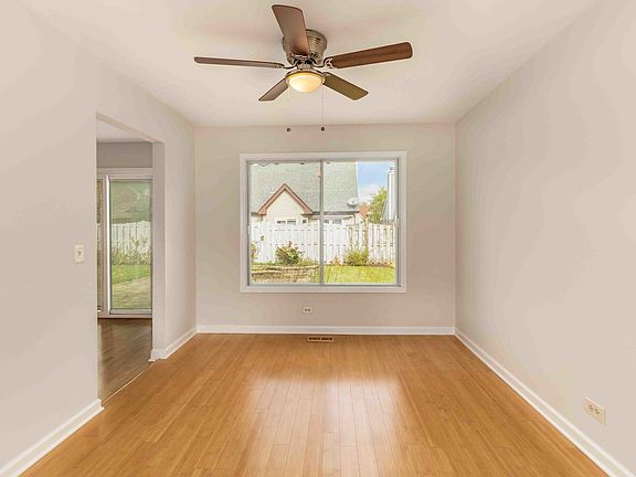 4th image of 1008 E Streamwood Blvd