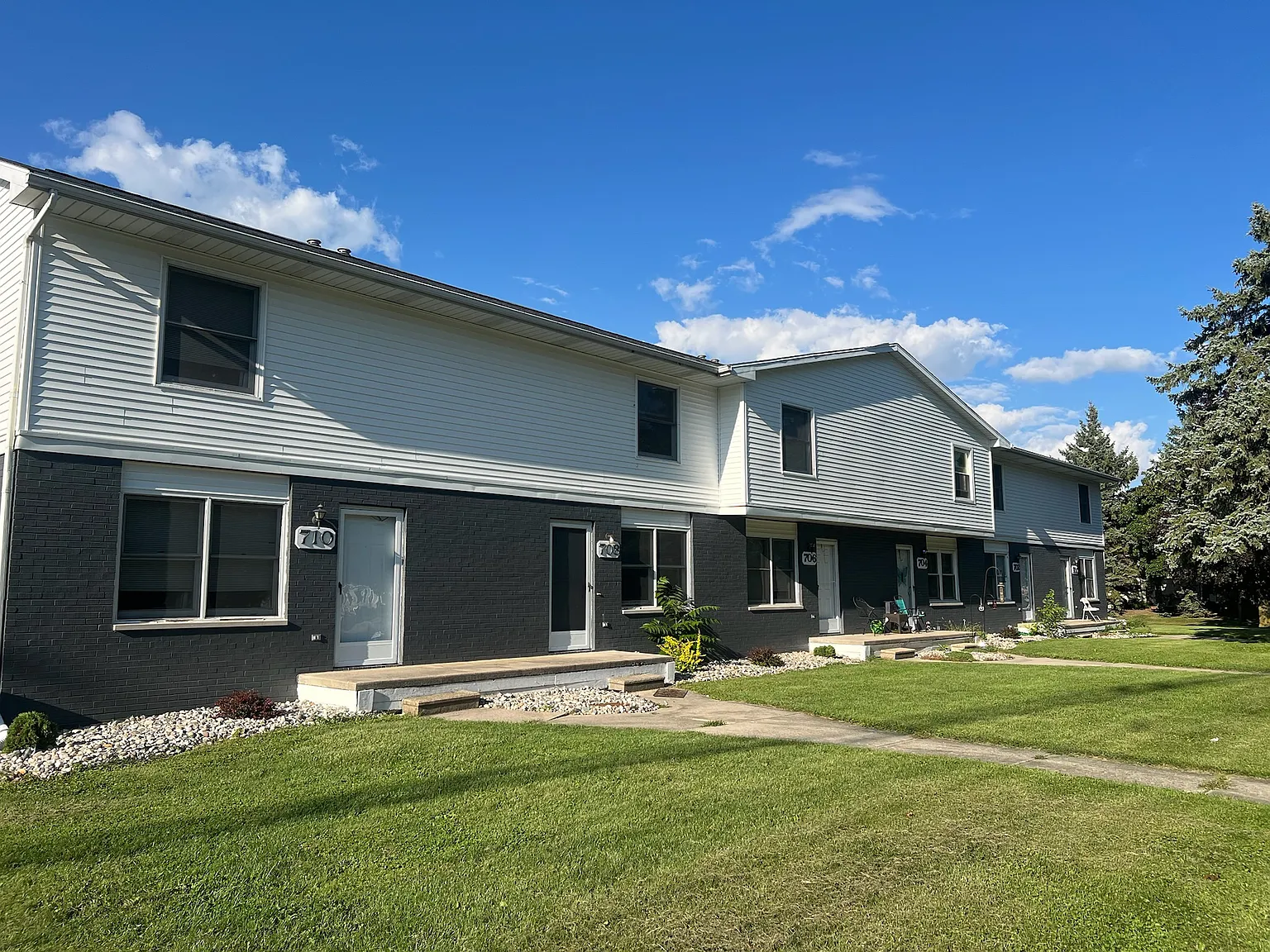 2 bed, 1.5 bath, 950 sqft, $1,200 — Photo 1