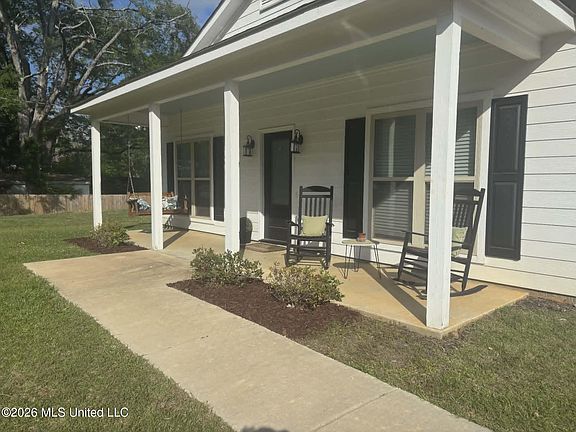 4th image of 1082 E Railroad Ave