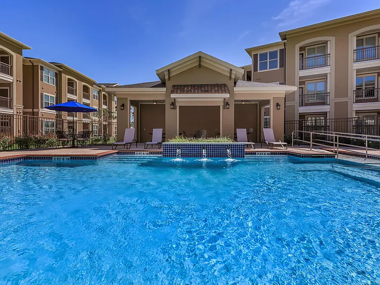 Midway Villas Apartments — Photo 9