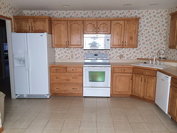 2nd image of 75 Lisa Ann Dr