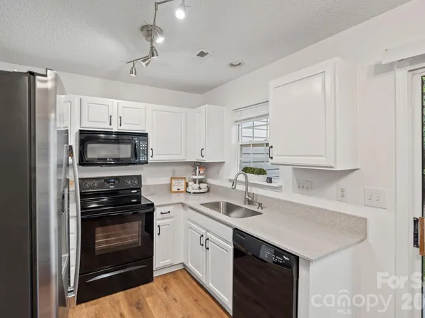 12318 Hennigan Place Ln, Charlotte, NC 28214