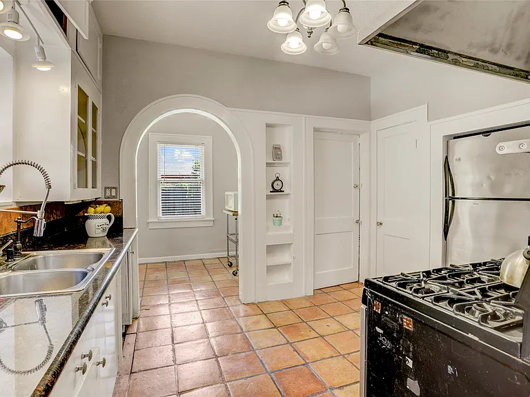 5221 Mulford St — Photo 8