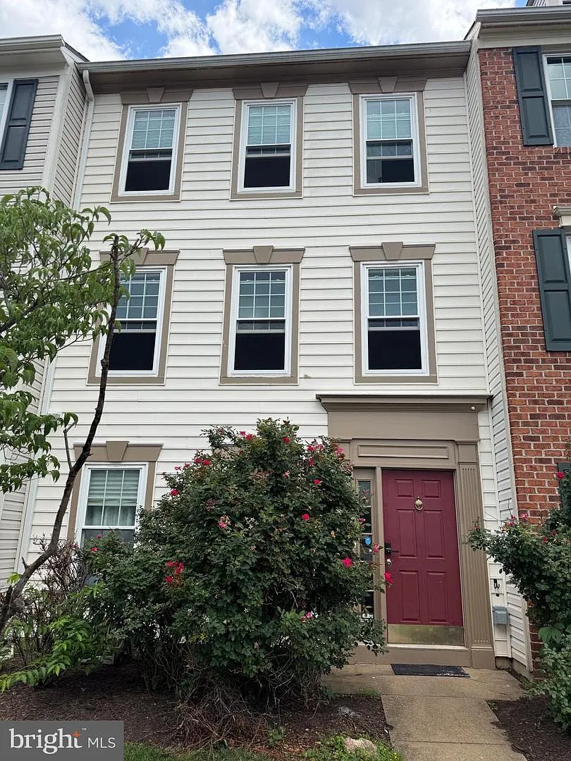 4 bed, 3.5 bath, 2040 sqft, $3,200 — Photo 2