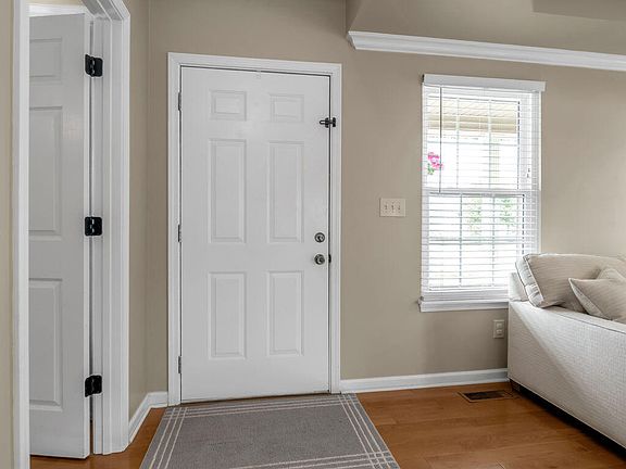 5th image of 400 Heddington Ct