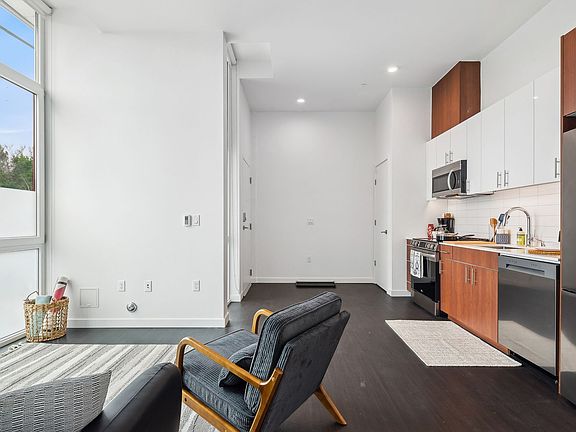 3rd image of 3150 Fairview Ave E #100