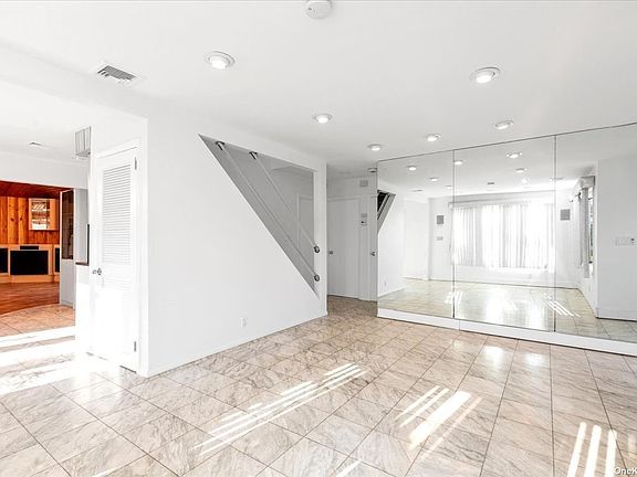 4th image of 101 Greenway W