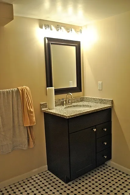 Single Bedroom within 6 bedroom house Lease term negotiable — Photo 2