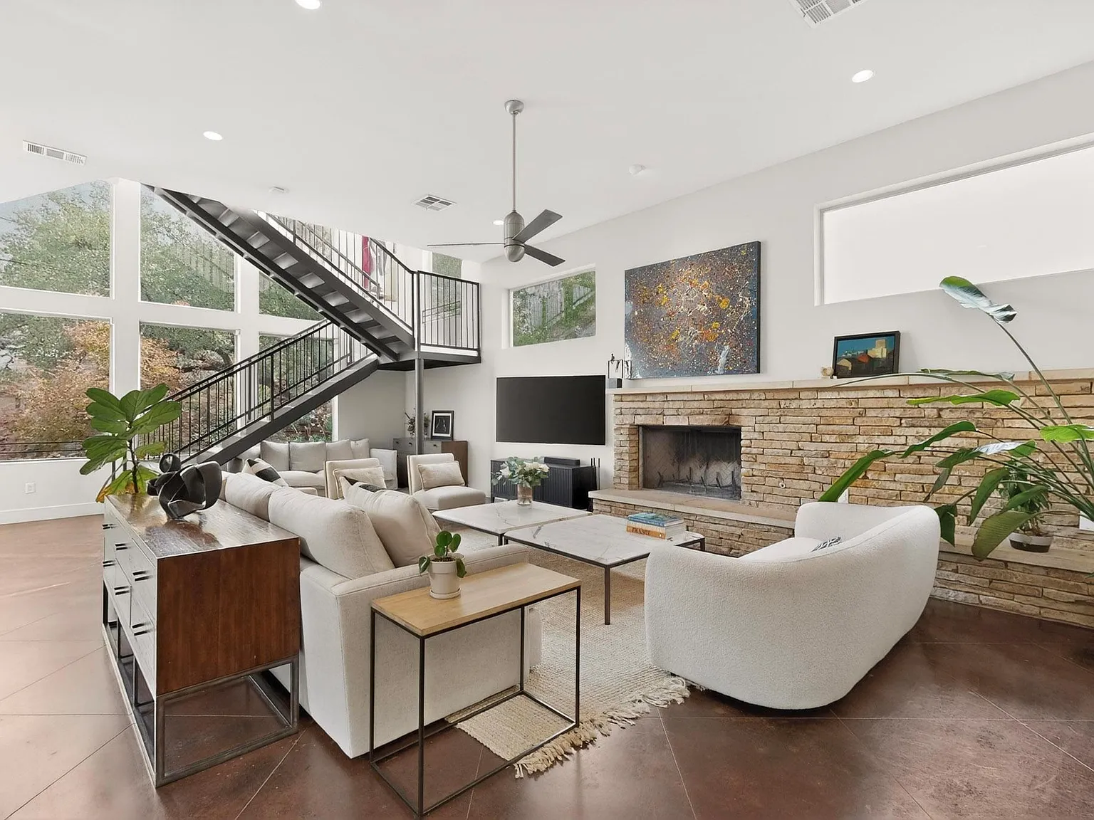 3 bed, 2.5 bath, 2384 sqft, $8,499 — Photo 3