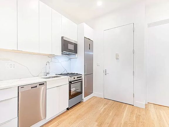 4th image of 309 W 50th St #4A