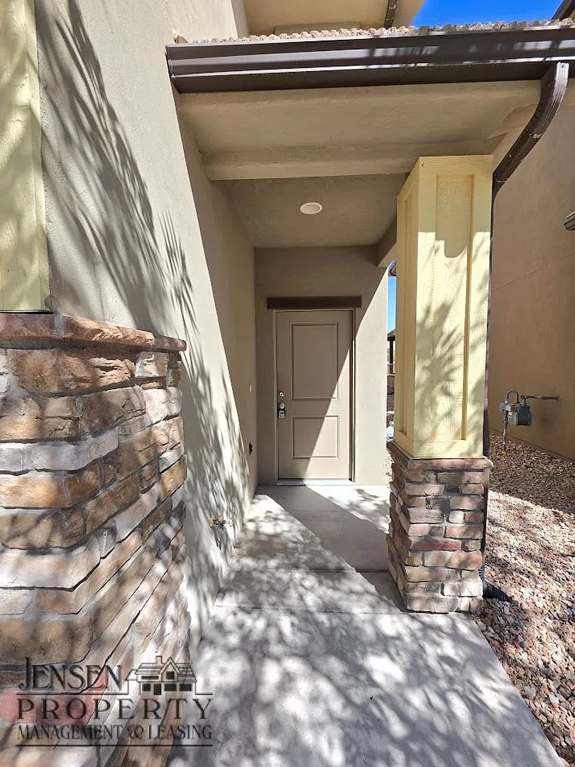 Town Home in Desert Bluffs- Pets Negotiable! — Photo 3