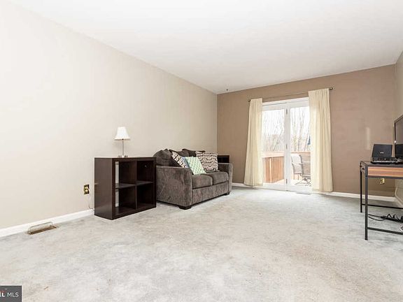 4th image of 304 Revere Ct