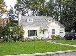8 Glouchester Ct, Great Neck, NY 11021
