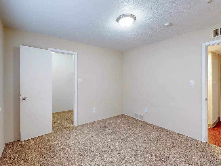 Skyline Apartments — Photo 16