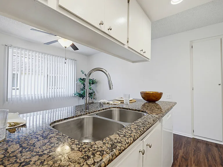 Sandpiper Apartments — Photo 6