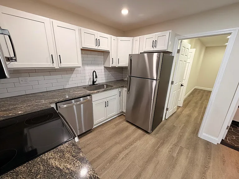538 Clinton Springs Ave #3 — Photo 8