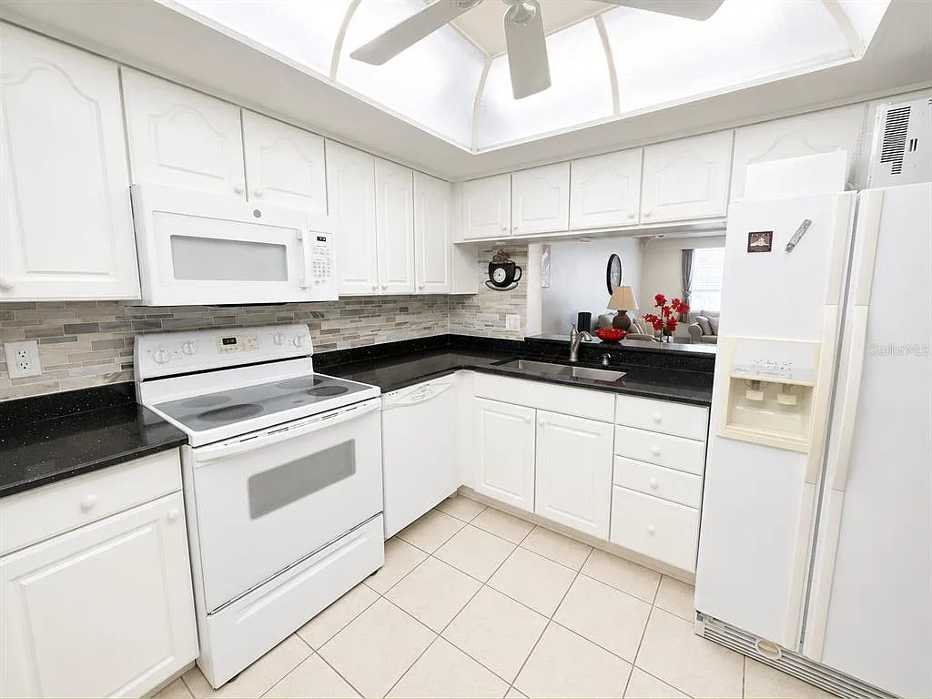 1 bed, 1.5 bath, 810 sqft, $1,650 — Photo 3