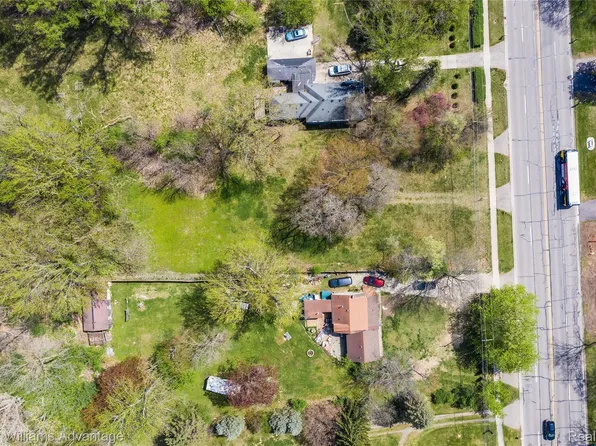 21386 Nine Mile Rd, Southfield, MI 48075