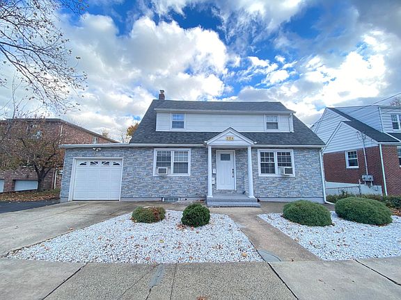 EXCELLENT LOCATION WITH 1 CAR ATTACHED GARAGE!