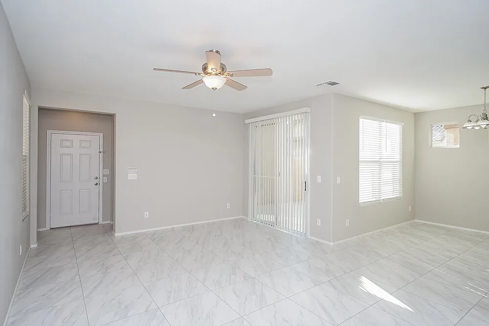 4 bed, 3.0 bath, 1944 sqft, $2,370 — Photo 4