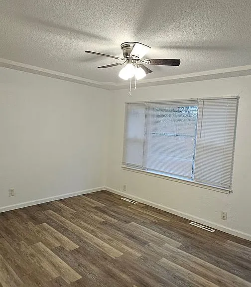 10716 Bennington Ave — Photo 4