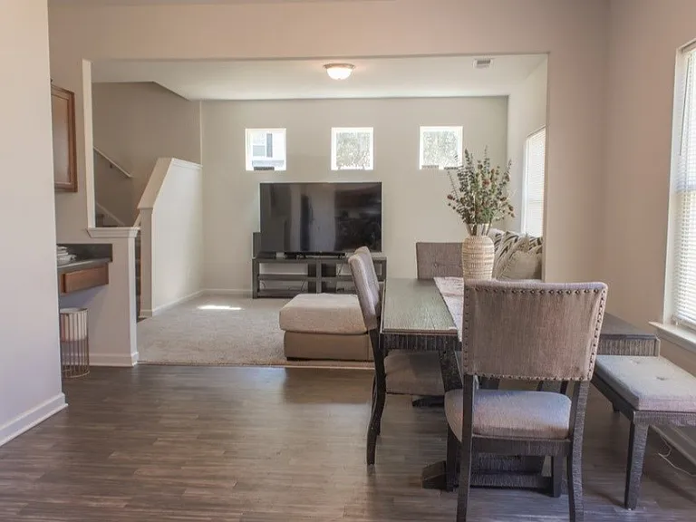 421 Collington Cir — Photo 6