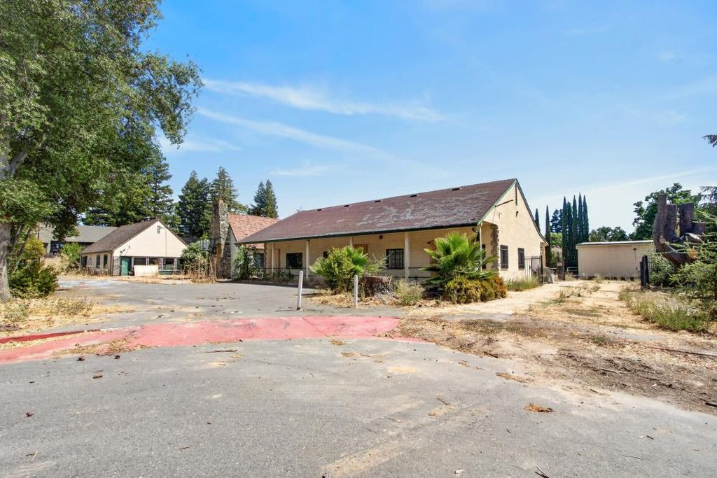 2830 Lacy Lane photo 1