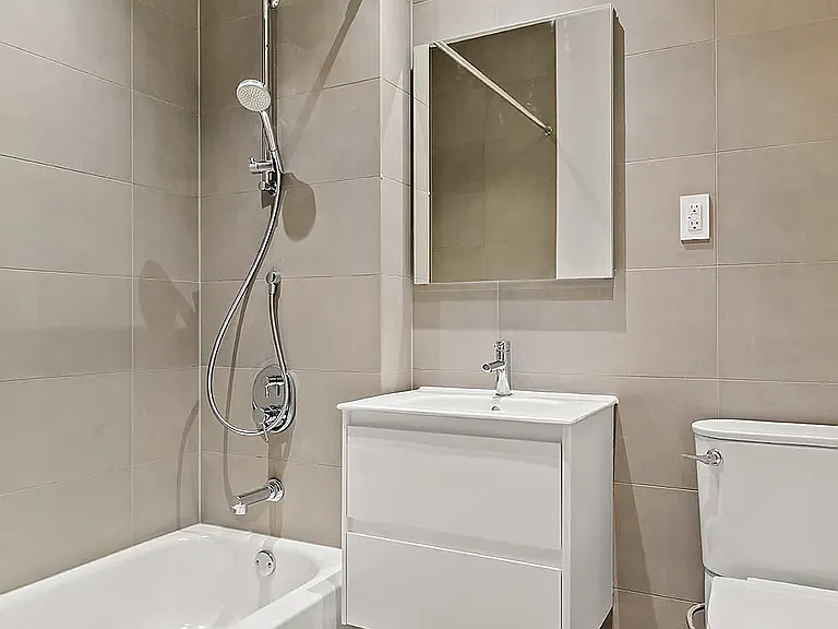 301 E 21st St #1A — Photo 2