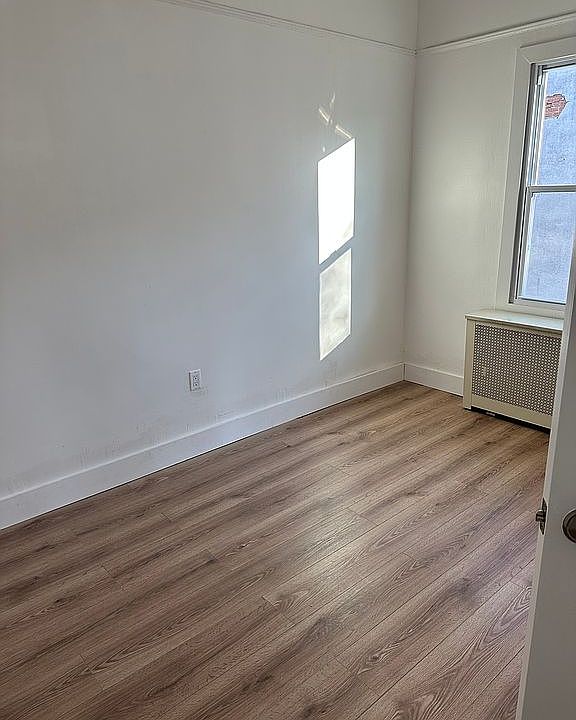 1st image of 881 E 15th St