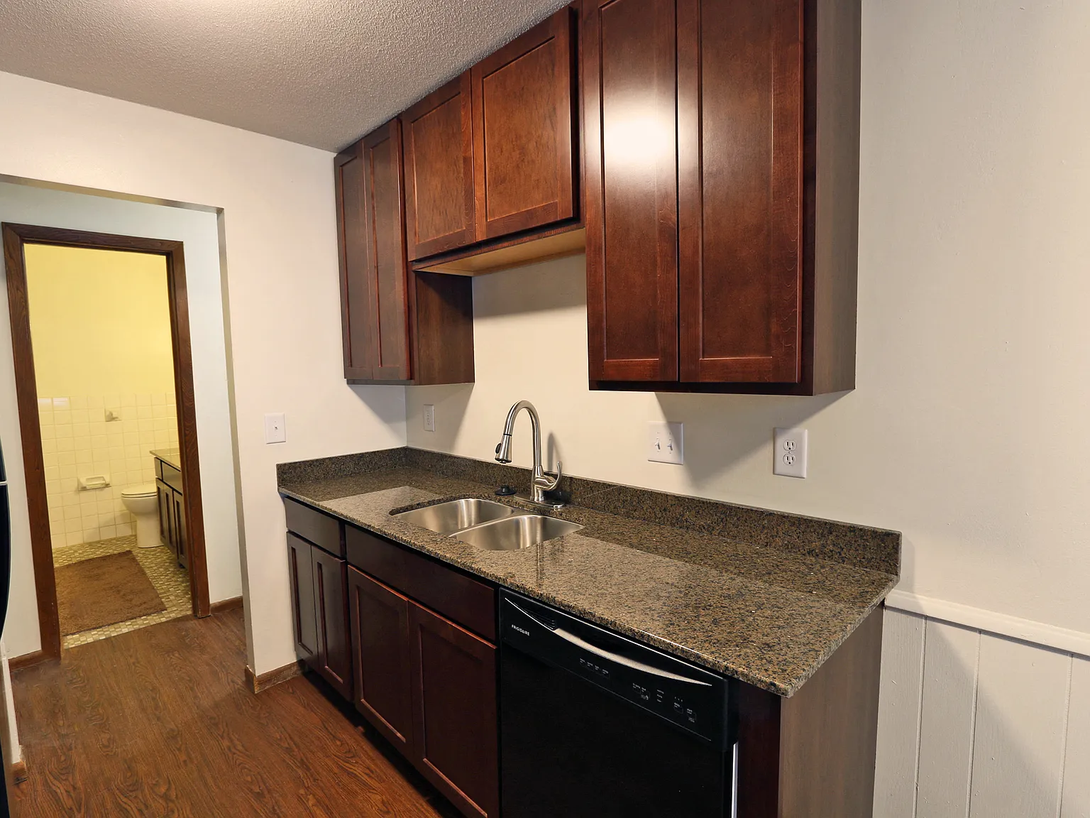 Apache Manor Apartments — Photo 3