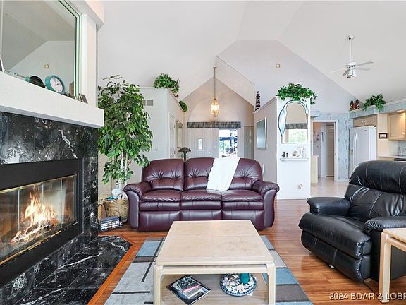 5th image of 1070 Palisades Dr