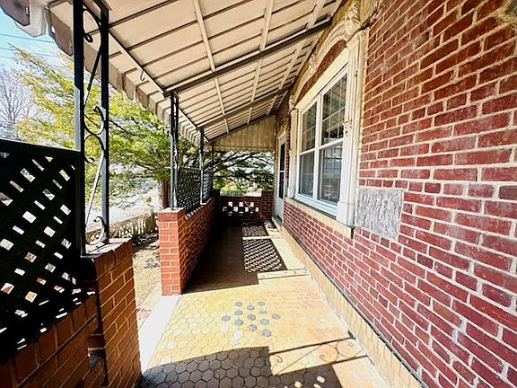 5th image of 231 Manorhaven Blvd APT 1