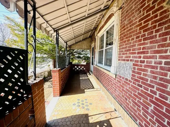 231 Manorhaven Blvd APT 1, Pt Washington, NY 11050