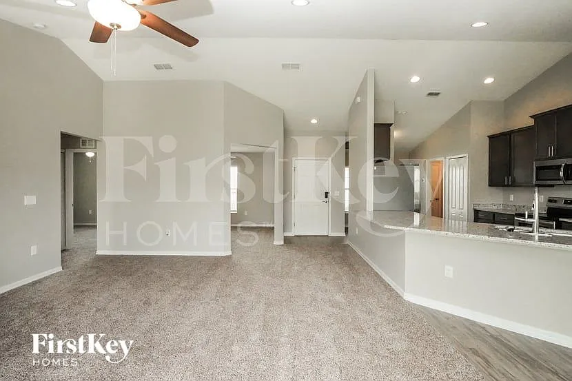 3 bed, 2.0 bath, 1830 sqft, $2,055 — Photo 2