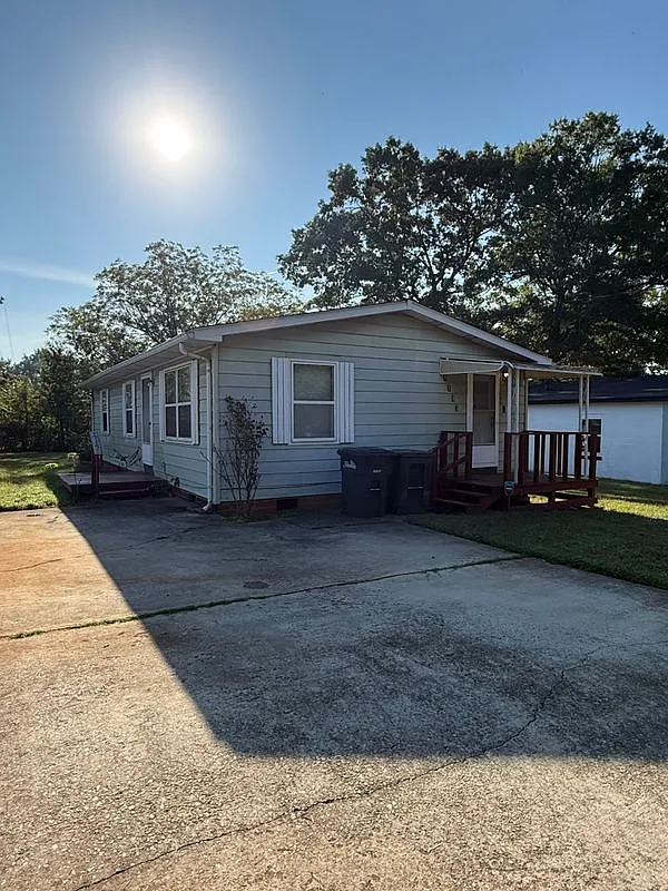3 bed, 1.0 bath, 1080 sqft, $1,150 — Photo 1