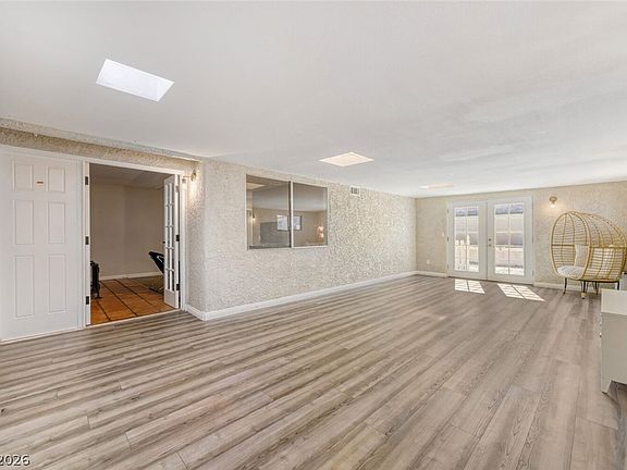 5th image of 325 W Rochell Dr