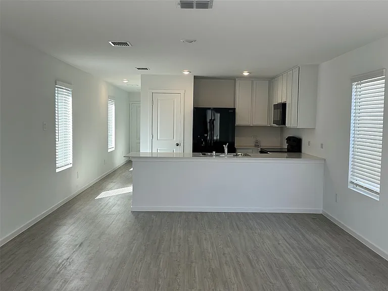 905 Blue Heron Dr — Photo 3