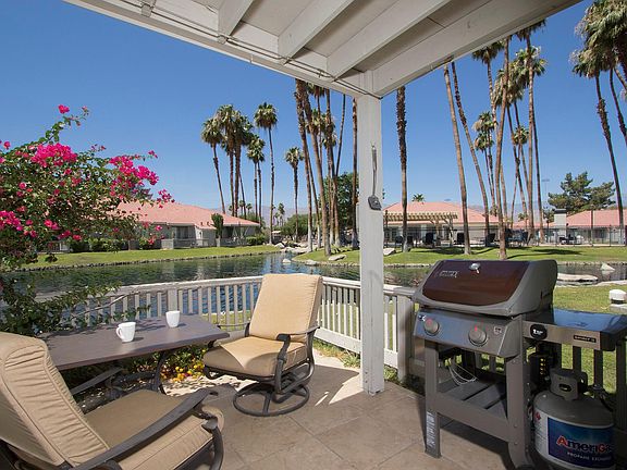 Fenced patio w/new Weber BBQ
Sitting for 4ppl