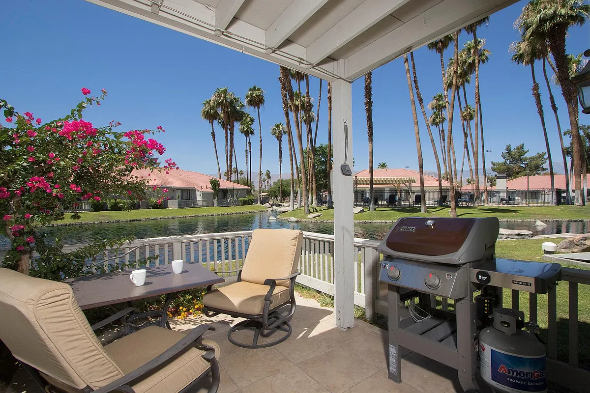 Fenced patio w/new Weber BBQ
Sitting for 4ppl - 43376 Cook St #91