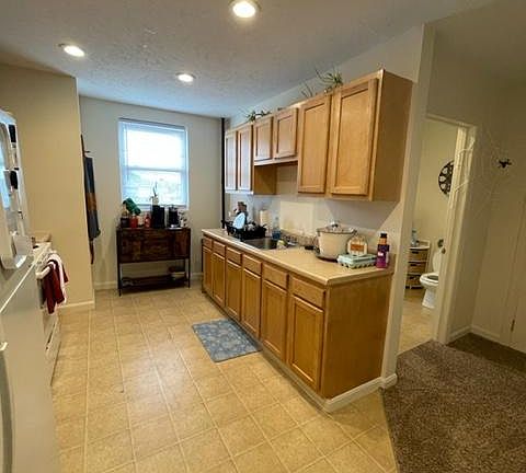 Kitchen cabinets/sink