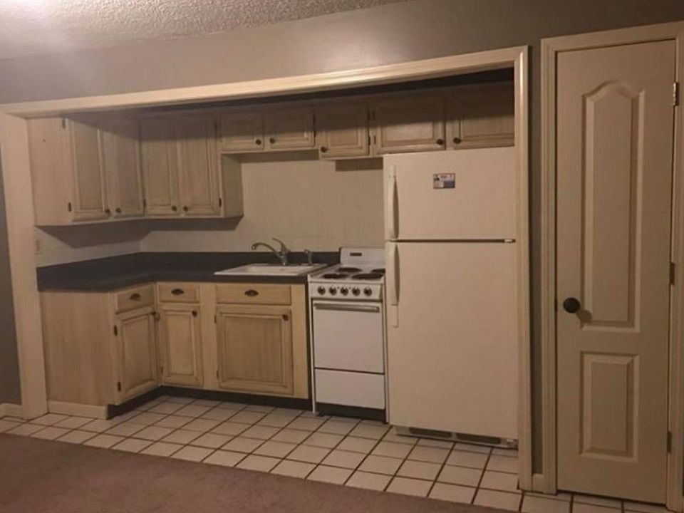 2nd image of 902 W 4th Ave #2