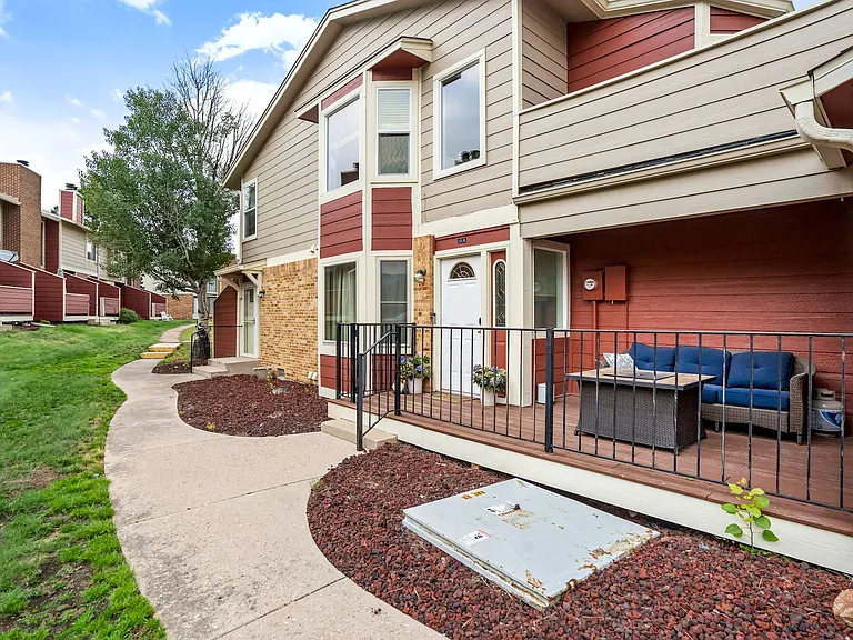 424 W Rockrimmon Blvd — Photo 2