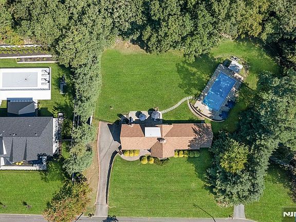 2nd image of 15 Candlestick Lane