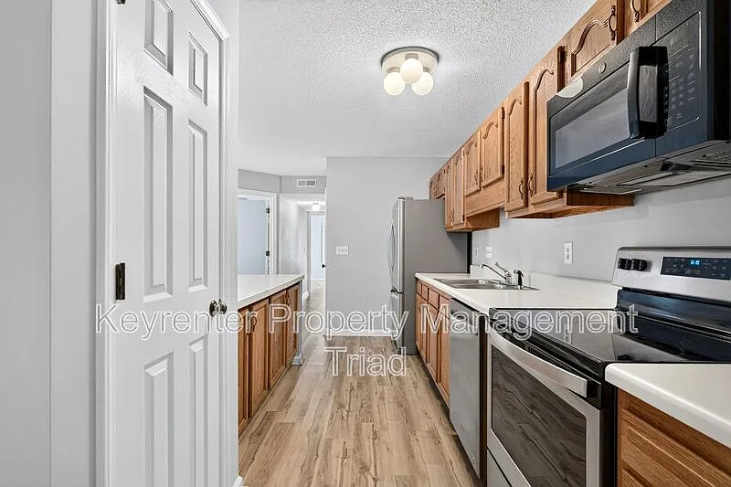 2 bed, 2.0 bath, 970 sqft, $1,295 — Photo 3