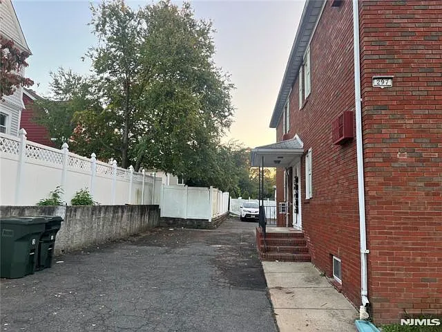 Building Photo - 297 Union Ave #4