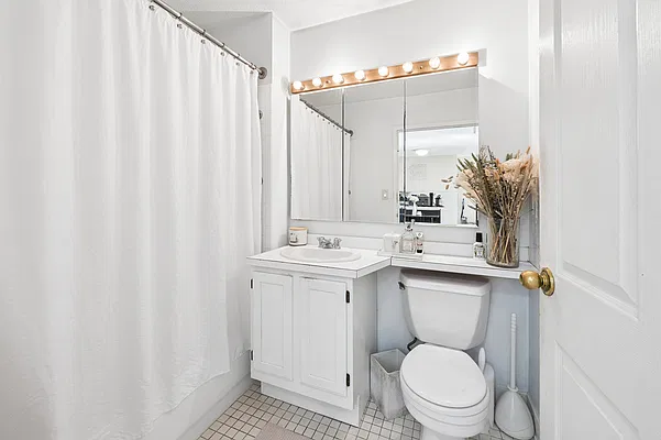 Bathroom, photo 1