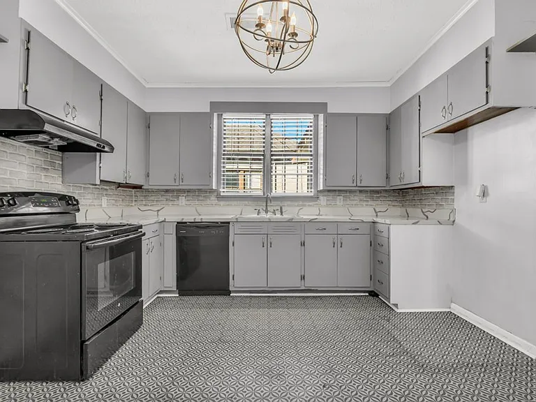 654A W Main St — Photo 5
